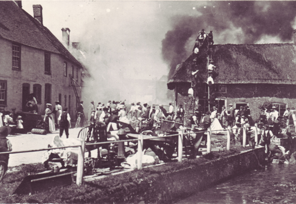 A fire in 1910 destroyed all the buildings – mostly shops – at the western end of the High Street.